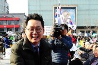 [동아포토]윤창중 '보수단체 환영 속 집회참석'