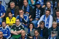 바르트라, 샬케 응원석서 도르트문트 응원한 여성 팬 찾는다