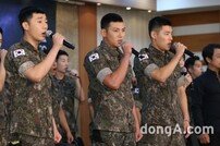 [동아포토]지창욱-강하늘-김성규 ‘수트보다 멋진 군복포스’