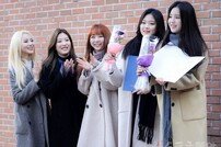 [포토] 동료들의 축하를 받는 이달의 소녀 현진과 희진