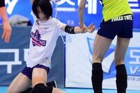 [포토] 이다영, 재영 언니를 위한 음료수 축하