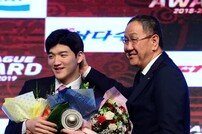 [포토] 박기원 감독의 축하를 받는 MVP 정지석!