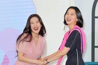 [포토] 레드벨벳 조이-장윤주 ‘오랜만에 만난 것처럼 반갑게~’