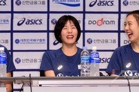 [포토] 김연경 발언에 빵 터진 이재영과 양효진