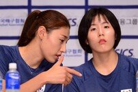 [포토] 김연경 ‘후배 이재영에게 진심 어린 조언’