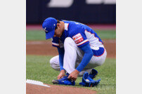[포토] 자신의 야구화에 파란색 테이프로 상표를 가린 김광현
