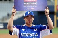 [포토] 김재환 ‘2차전 데일리 MVP!’