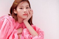 트와이스 사나, 첫 단독 화보…“서울 공연 취소 아쉬워”