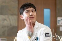 [DAY컷] ‘영혼수선공’ 신하균, VIP 병실에서 맥주 원샷…강신일 당황