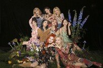 [DAY컷] 트와이스, 9명의 히피 소녀…깜찍한 손하트