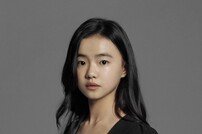 [DAY컷] ‘천재 아역’ 김시아 새 프로필 공개…신비+청량 美 가득