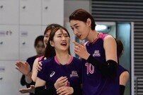 [포토] 박현주와 장난치는 김연경