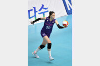 흥국생명 김연경, 몸 풀듯 11시즌만의 복귀전 치러