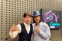 [DAY컷] 양준일, 조우종과 인증샷…‘FM대행진’ 밝힌 비주얼