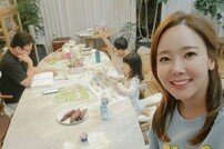 [DAY컷] 소유진 “애들 숙제시키는 백주부…하루종일 바빴을텐데♥”