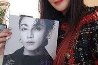 [DAY컷] 김희선 “너무 좋아하는 BTS 정국”…화보 언박싱