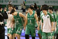 [포토] DB, 1위 KCC 잡고 홈 5연패 탈출