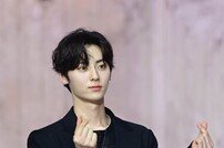 [포토] 민현 ‘조각상이 하트를 하네’