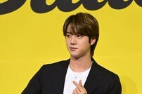 [포토] 방탄소년단 진 ‘아미 향한 손하트’