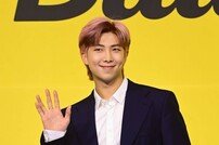 [포토] 방탄소년단 RM ‘보조개 드러나는 미소’