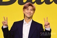 [포토] 방탄소년단 RM ‘양손에 브이(V)’