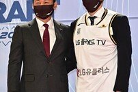 [포토] 김종호 지명에 활짝 핀 조성원 감독