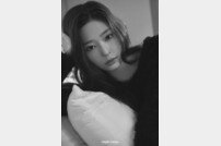 ‘前아이즈원’ 김민주 데뷔 첫 포토북 발매…디자인 참여