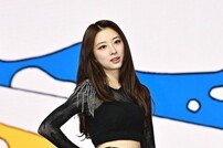 로켓펀치 윤경 ‘모델 같은 포즈’ [포토]