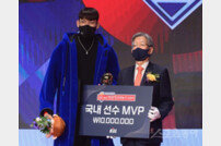 최준용 ‘국내 선수 MVP 수상’ [포토]