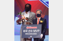 워니 ‘외국 선수 MVP 수상’ [포토]