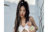 현아 쩍벌+바지 손을… ‘아 좀!’ [DA★]