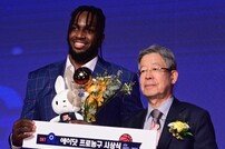 외국선수 MVP 수상한 워니 [포토]