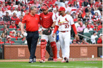 자기 팀 투수 공 맞고 교체 된 포수, MLB에서 이런 일이?