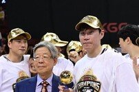 통합우승 MVP 차지한 오세근 [포토]