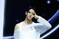 CIX 배진영 ‘한손 하트’ [포토]