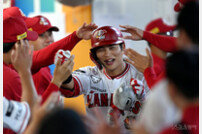 투런포 김민식, 나도 홈런을 날렸어요! [포토]