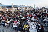 외국인 관광객들 인천항서 ‘맥주+닭강정 파티’