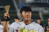 올해 사실상 ‘1군 전력 외’ 분류 LG 신인 김범석, 퓨처스 올스타 MVP 수상
