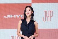 트와이스 지효 “JYP 입사 19년만에 솔로 데뷔, 떨리고 설레”