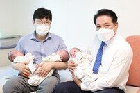 최대호 안양시장, 세쌍둥이 출산 가정 방문… 출산지원금 1600만원 지급