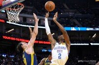 ‘홈그렌 180도 회전 버저비터’ OKC 4연승 질주, GSW 6연패 수렁