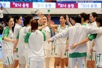 ‘지지 않는 경기’ 주문받은 하나원큐 선수들, 개막 5경기 만에 첫 승 낚았다