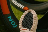 한국타이어, 프로-스펙스와 협업…타이어 패턴 적용한 골프화 출시