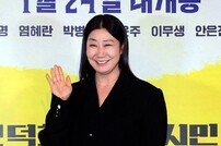 라미란, ‘시민덕희’ 실제 주인공 김성자 씨와 ‘뉴스외전’ 동반 출연 [DA:투데이]