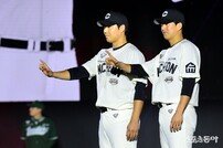 한유섬-조형우 ‘SSG 랜더스 시그니처 표즈~’ [포토]