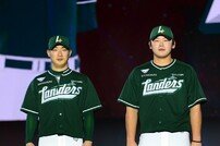 최지훈-전의산 ‘새로운 스페셜 유니폼 공개’ [포토]