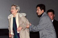 류승수 부축 받으며 무대 오르는 김영옥 [포토]