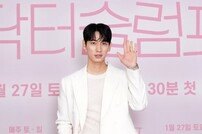 윤박, 시크한 손인사 (닥터슬럼프)[DA포토]
