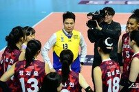 강성형 감독, 오늘은 일일 선수~ [포토]