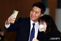 롯데 컴백 김민성 ‘팬들의 셀카요청~’ [포토]